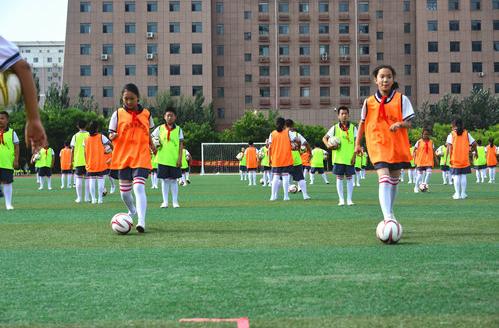 把足球比赛踢成了篮球比赛,把足球打成篮球的比赛