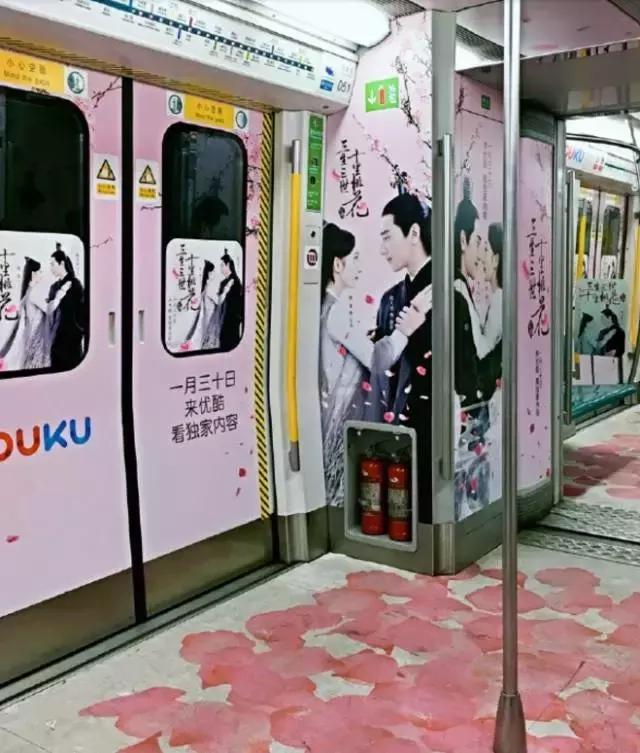 地铁站秒变游泳池,地铁变游泳池