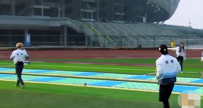 鹿晗球场飞吻,鹿晗壁咚热巴