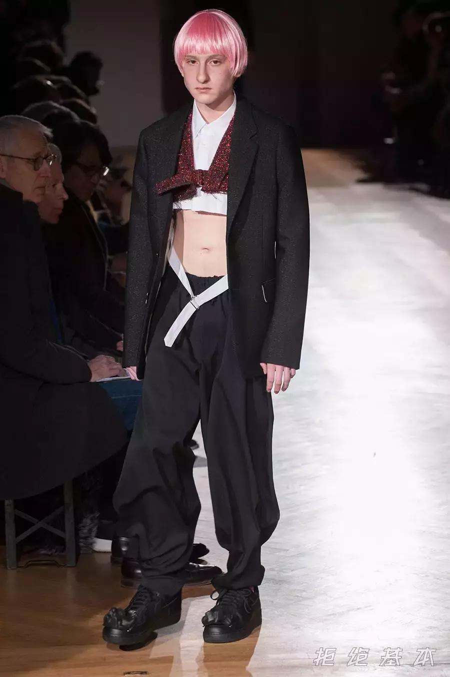 胸前有个爱心洞的大版t恤,胸前有爱心的半背衣