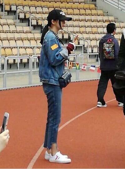 孙俪陪儿子打比赛,孙俪晒儿女踢球照