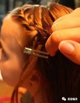 小女童发型绑扎方法丸子头,小孩丸子头扎法中短发简单又好看