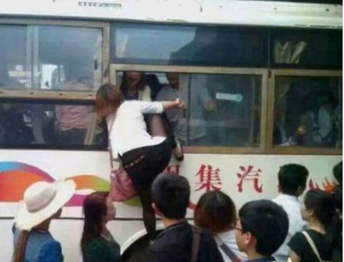 理发师失误把客人剃秃了,理发师不小心剃光了一块怎么办