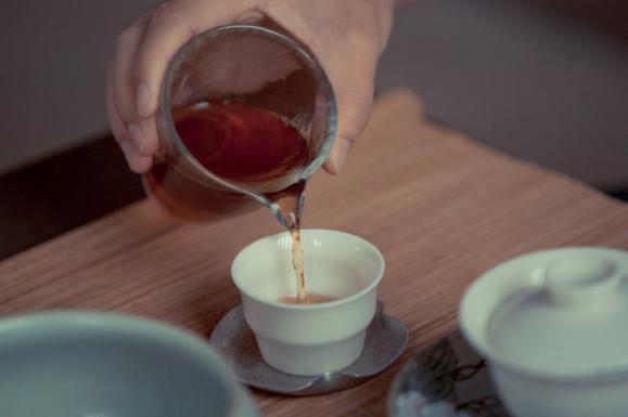 普洱茶陈香和糯香哪个更好喝,普洱熟茶中呈现出陈香特点的物质