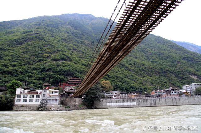 卡尔带你了解了解：泸定桥的铁索是怎么样运到河对岸的那？