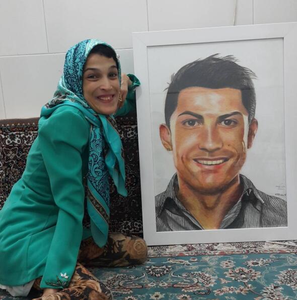 画c罗背身图片,残疾人用脚画c罗