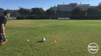 足球实战技巧长传球的练习秘诀,新手必学足球简单的过人技巧