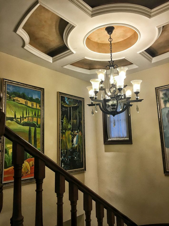 旋转楼梯别墅中空客厅新中式,旋转阳台沙发轻奢