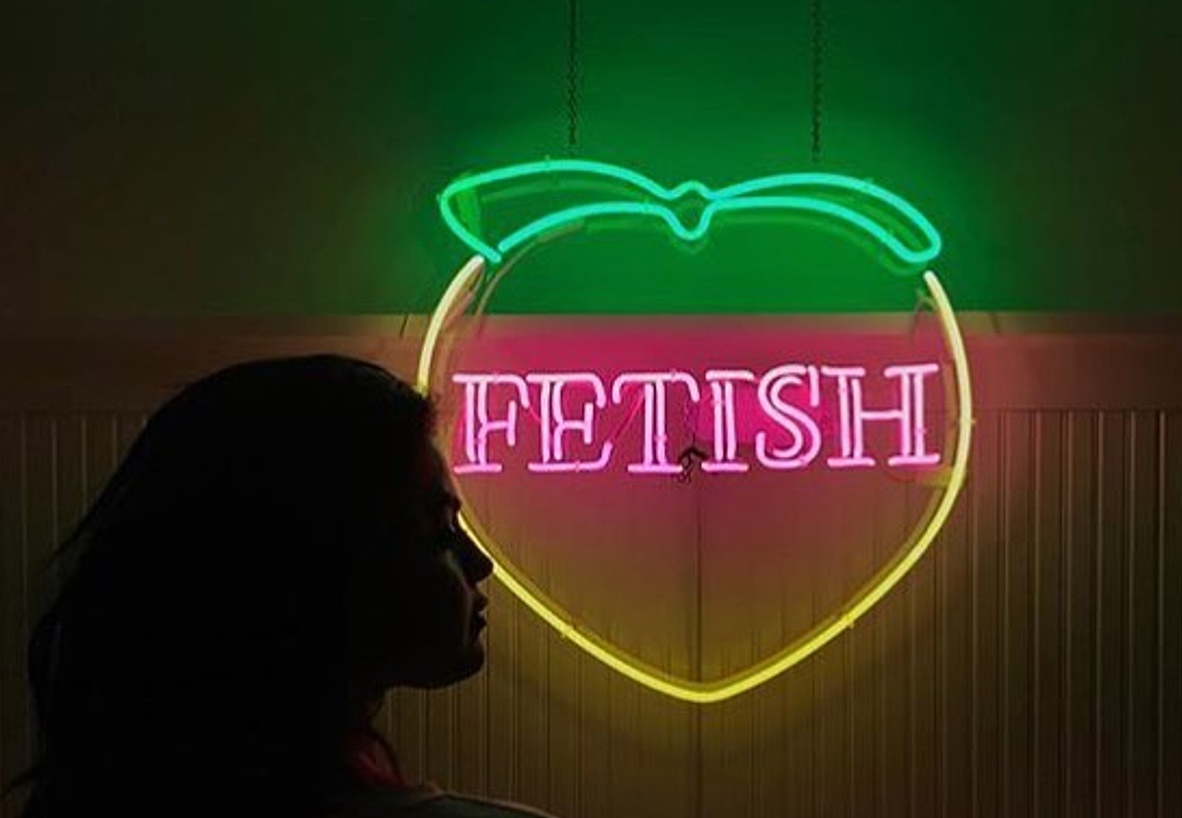 艺术家“画蜜桃”的时候可没想到,你们会带“有色”的想法