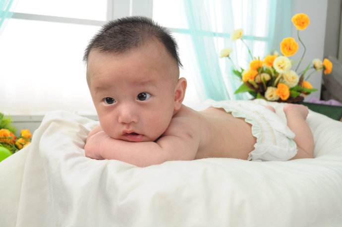 不要给小朋友吃太多容易肠套叠,容易引起肠套叠的动作