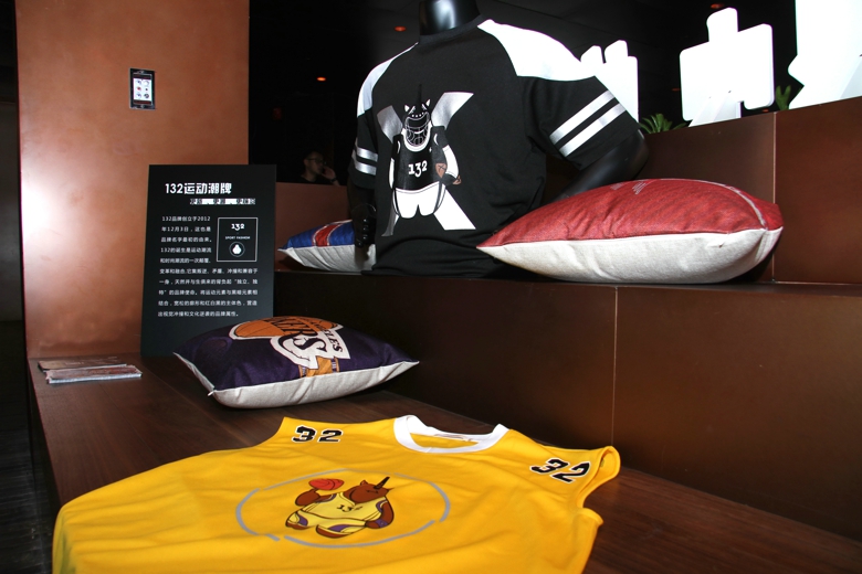 时尚与运动的跨界融合，“设计师眼中的球衣展”上海开幕