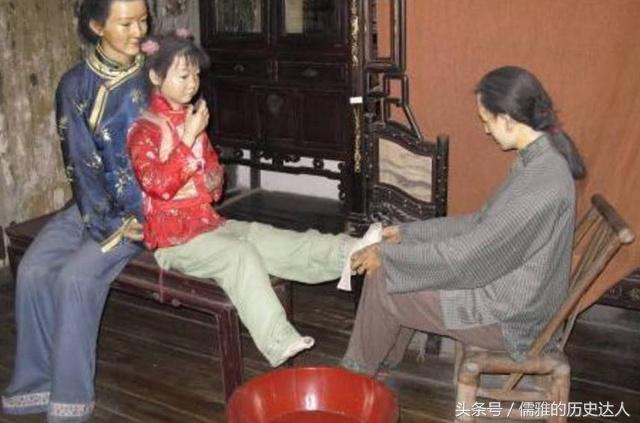 古代的缠足对女性的摧残有多大?为何古代男人们喜欢‘三寸金莲’