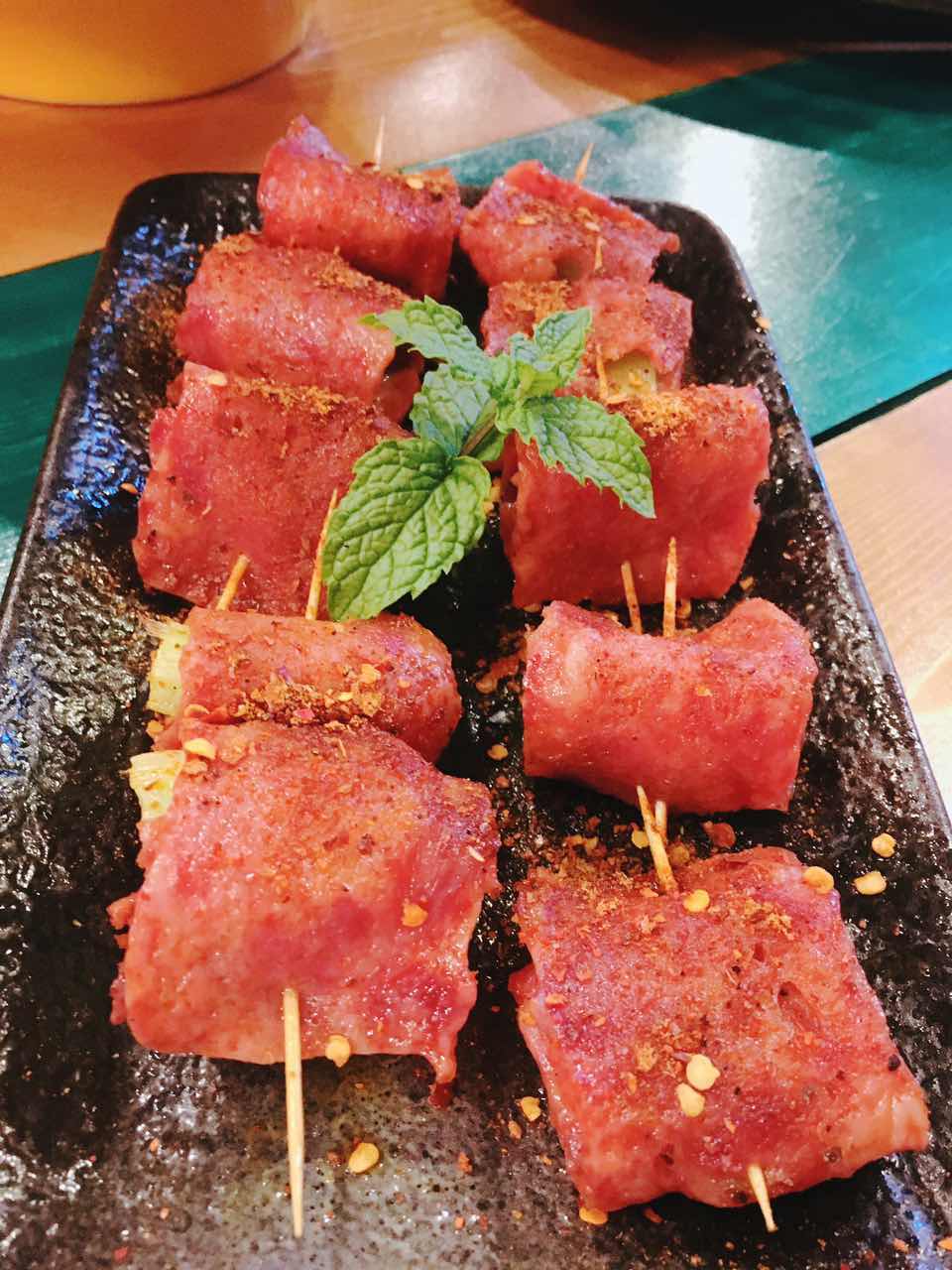 脚步丈量风情,在北京胡同里遇见嘻嘻辣串儿啤—嘻嘻辣东直门店记