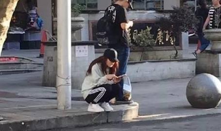 十几岁为贴补家用上节目当模特,脸被当成画盘的林允满脸不情愿~