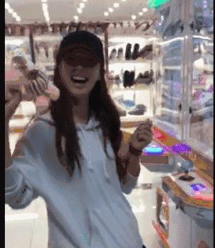 十几岁为贴补家用上节目当模特,脸被当成画盘的林允满脸不情愿~