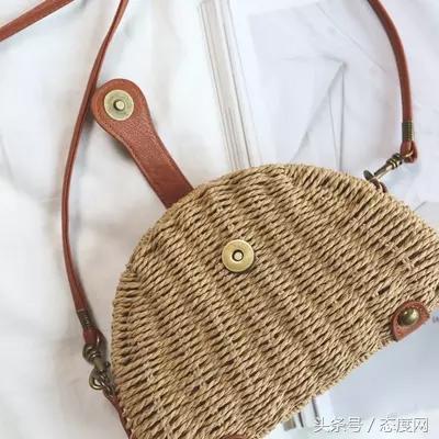 最近很火的草编包,比较定型的草编包