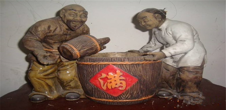 半夜失枣老人追贼追到土地庙发现竟是一堆土偶嘿嘿产生一段奇缘