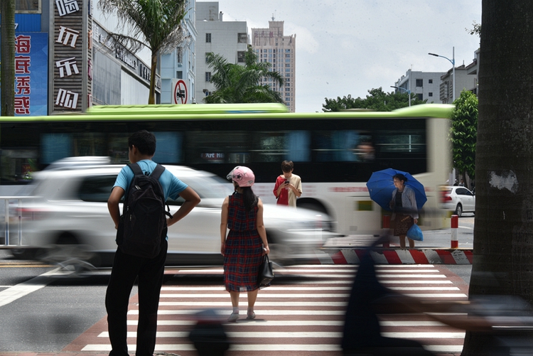 北海不礼让行人不扣分的视频,广西北海礼让行人监测点