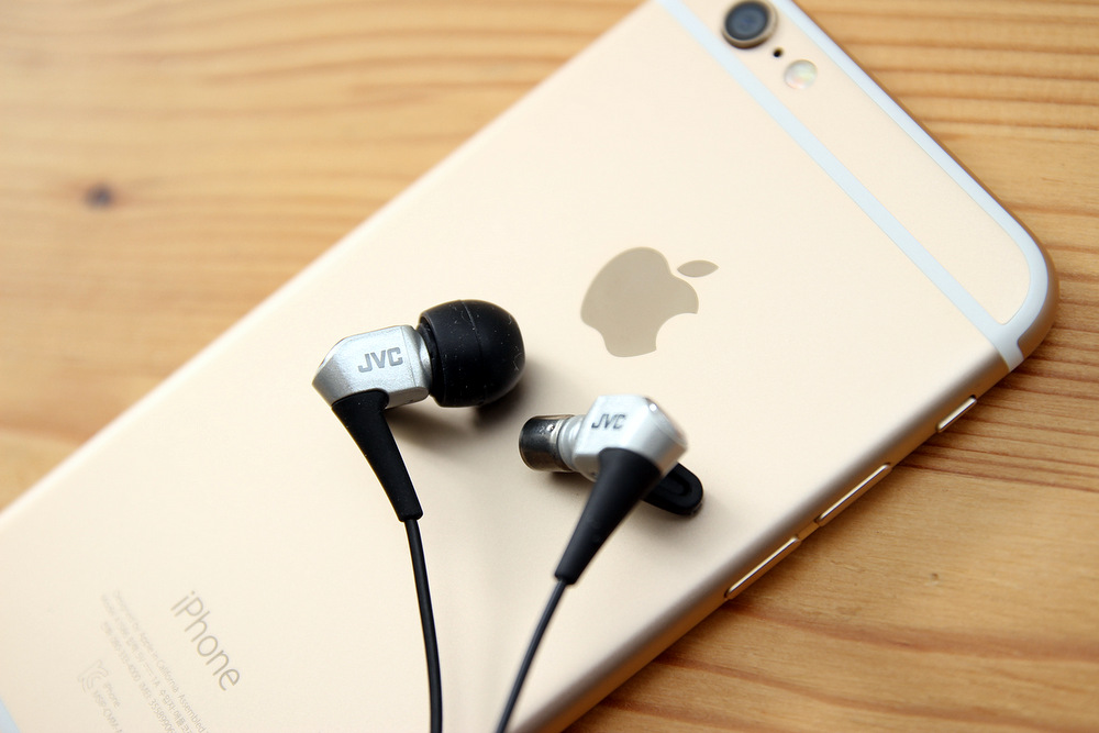 聆听发烧耳机,聆听顶级音响