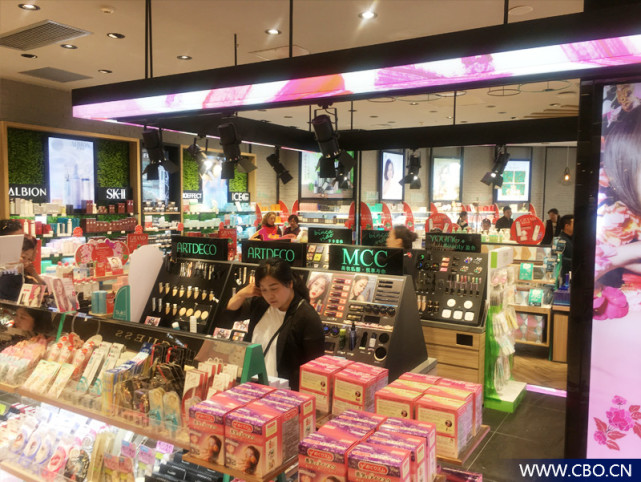 两年开了100家连锁店,两年开出50家直营店