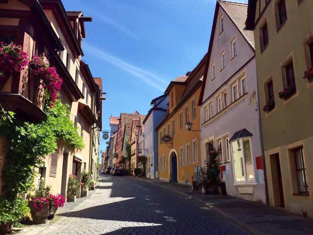 除了啤酒足球汽车,这里还有*情纵**的购物体验