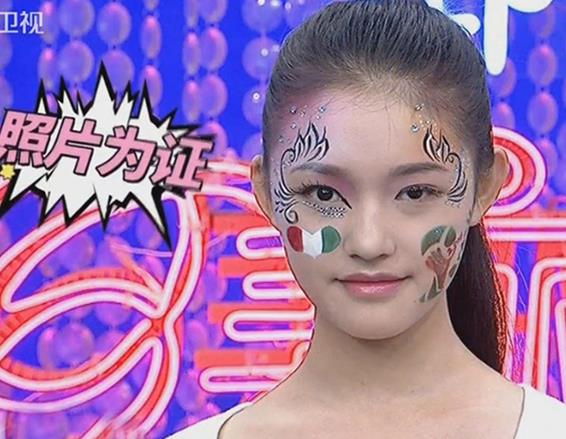 十几岁为贴补家用上节目当模特,脸被当成画盘的林允满脸不情愿~