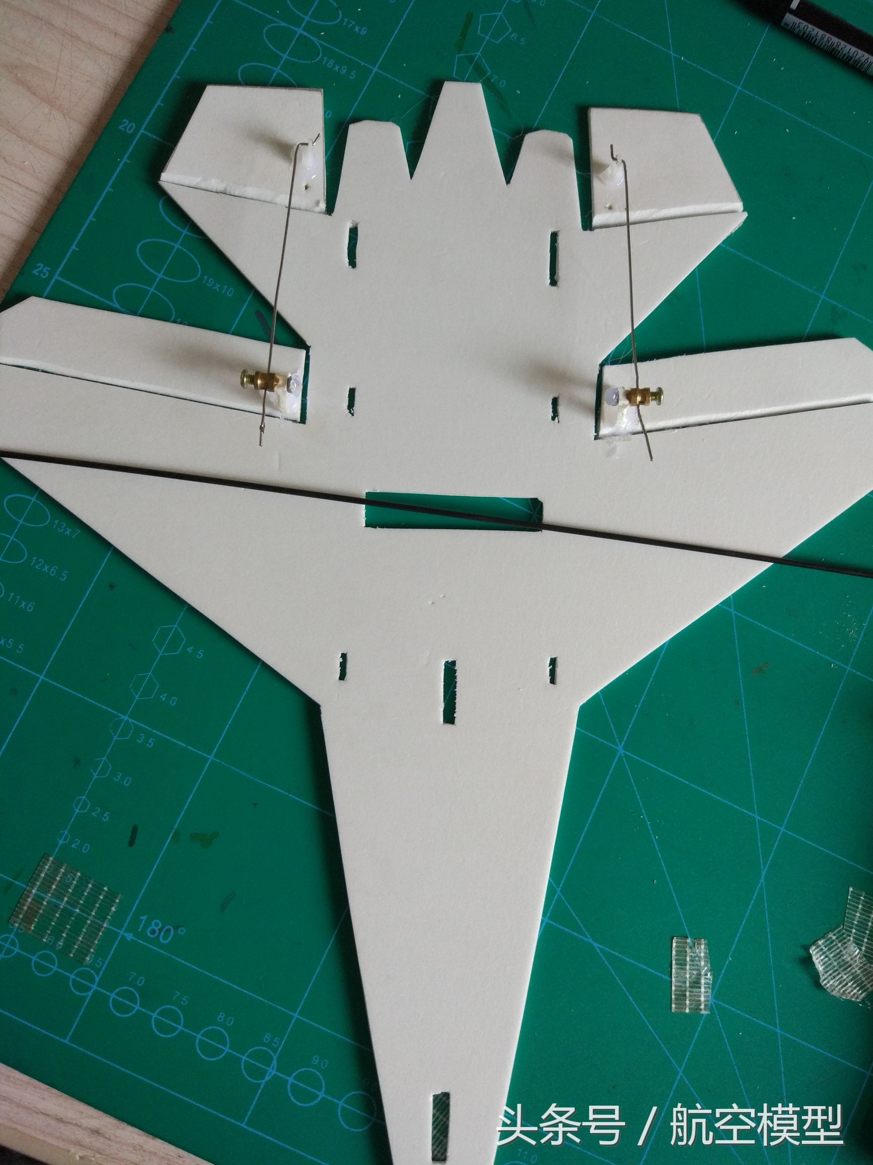 自制遥控小飞机只要一个小马达,自制一架小飞机