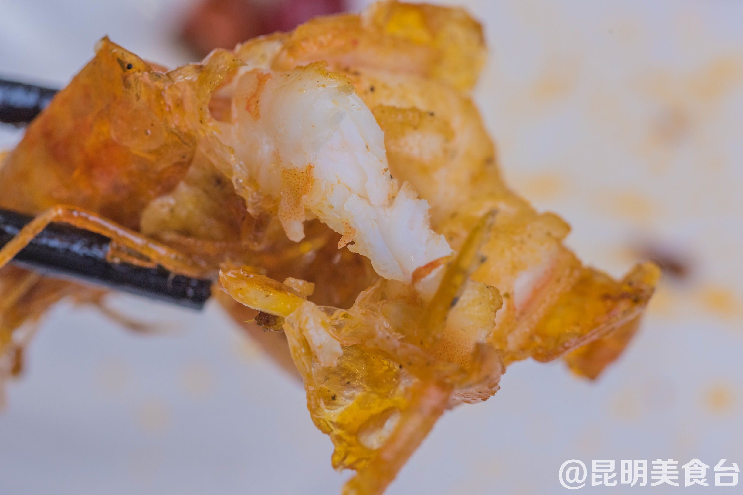 摸着良心讲，昆明关上某饭店，虾肉好吃到甩市区饭店10多条街