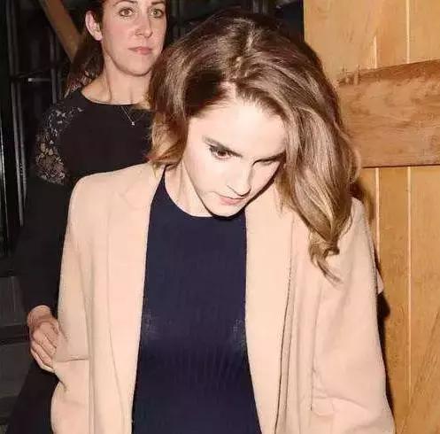 衣服上身太露领口太大怎么办,衣服太露用什么遮挡肩膀