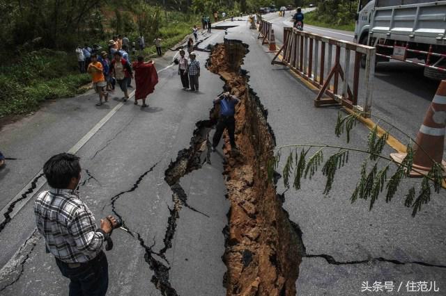 地震发生时安全的逃生方法100字,高楼发生地震时正确的逃生方法是