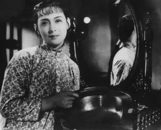 她是绝代美人,从影40余年演绎50多个形象,一生却只爱一个人