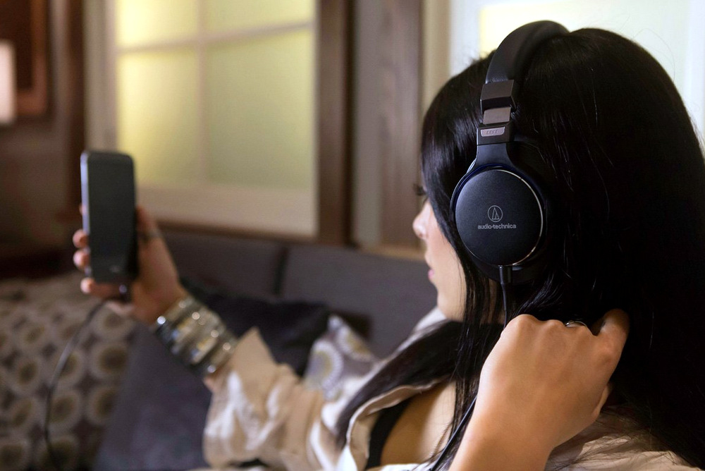 聆听发烧耳机,聆听顶级音响