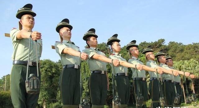 军人的腰板为什么那么直，怎么练成的？