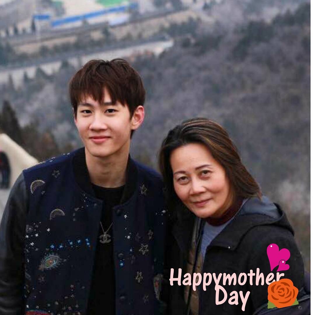 泰国母亲节，来看看泰星与母亲的有爱照片吧！