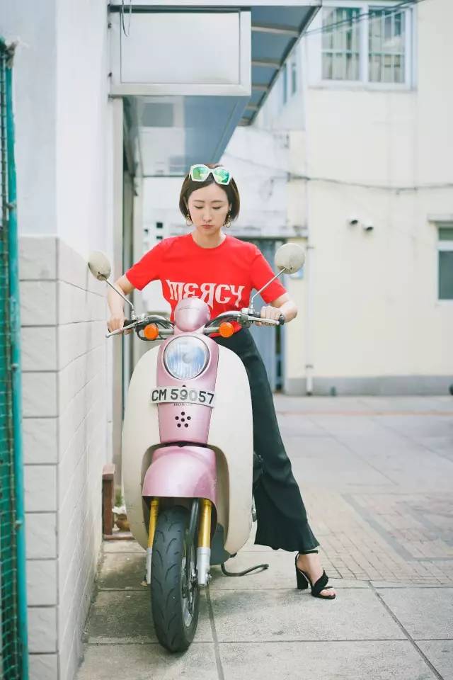 整牙戴的粉色的牙套,整牙给人带来的变化