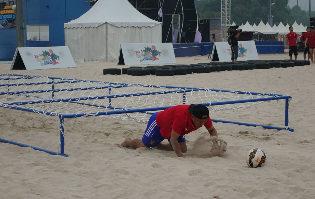 “汪星人”助阵海洋沙滩嘉年华沙足性别大战上演