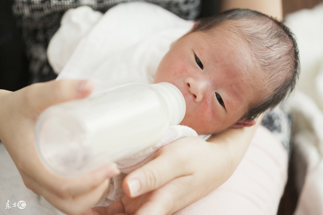 宝妈们给宝宝用的什么奶粉,给宝宝喂奶奶瓶