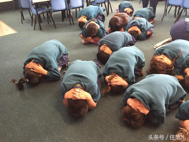 地震发生时安全的逃生方法100字,高楼发生地震时正确的逃生方法是