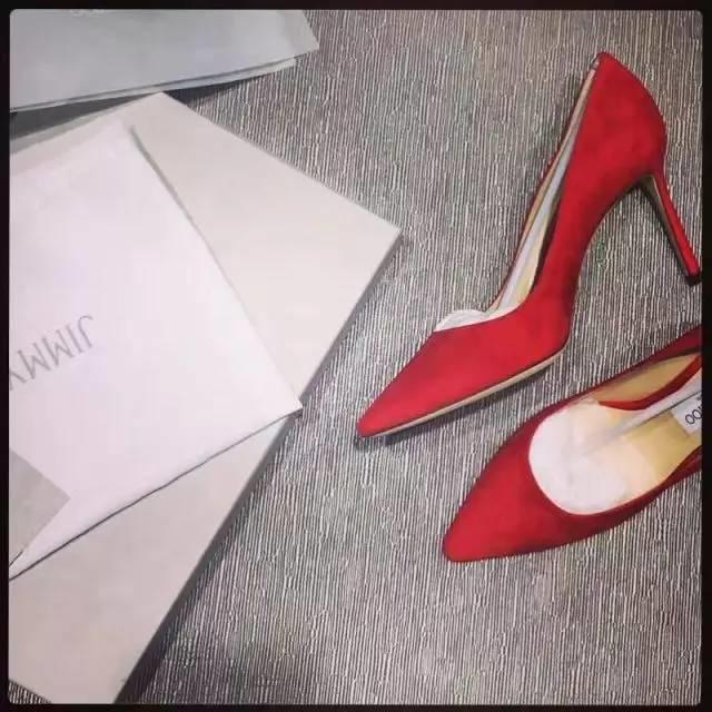 女生到底要有多少双RV、JIMMCHOO鞋才能满足啊？