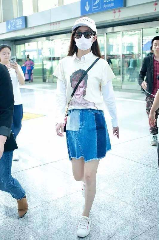 今年流行的前后开叉牛仔半裙,2022流行的牛仔半裙