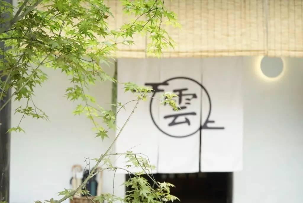 90后帅哥花3000元爆改出租屋后，又买了个破院子