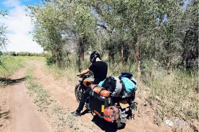 90后情侣骑摩托在额济纳，不小心拉了次最贵的屎