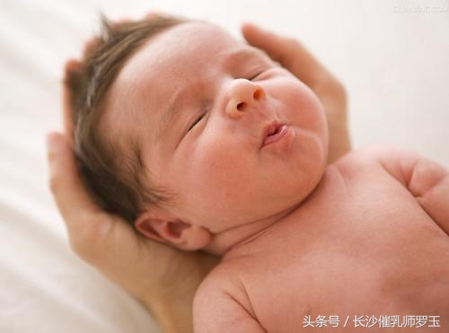 宝宝喝奶总是吐奶怎么办,一个月宝宝频繁溢奶吐奶怎么办