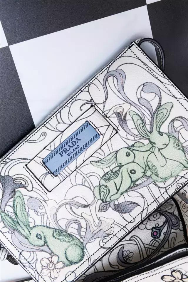 prada春夏信封包,prada三合一包包七夕