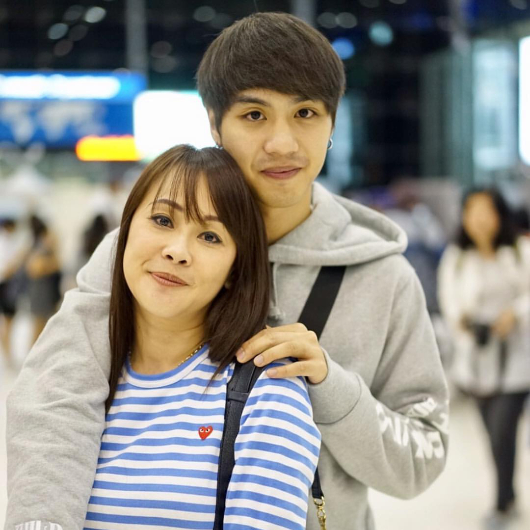 泰国母亲节，来看看泰星与母亲的有爱照片吧！