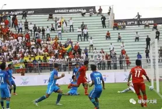民众冒大雨聚集在仰光观看球赛，缅甸男足旗开得胜！