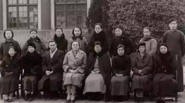 这位金发碧眼的菩萨,以一人之力,从人间炼狱救下数万妇孺