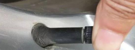 轮胎慢撒气又找不到漏气点,轮胎慢漏气去哪里修