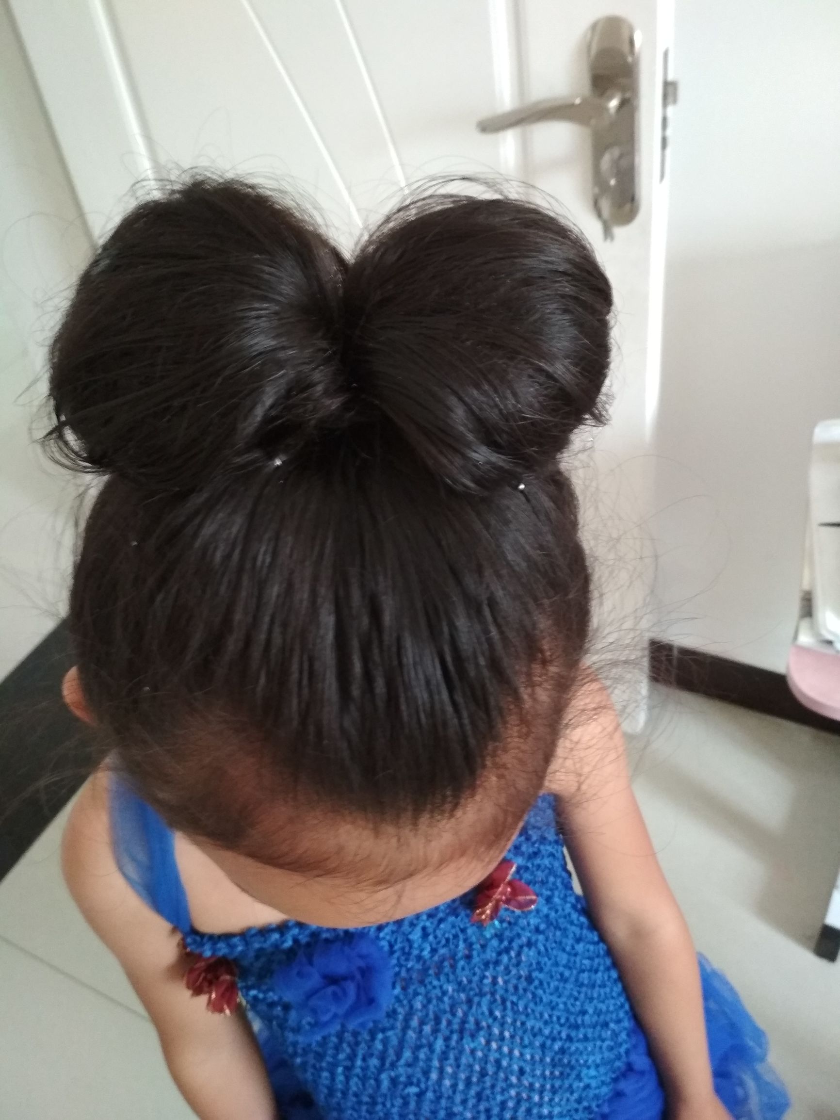 兔耳立体蝴蝶结发型,带有小狐狸耳朵的超简单发型