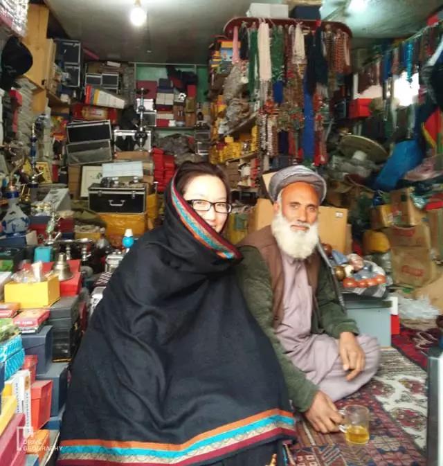 她单枪匹马从杭州出发,开着开着到了非洲腹地